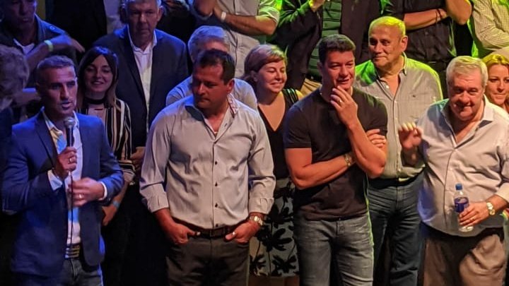 BocaesNuestro's tweet photo. El Chelo Delgado, @sebabattaglia5 y @RaulCascini05 acompañan en el escenario a @AmealJorgeAmor en el cierre de campaña de #IdentidadXeneize. https://t.co/jOXlL98qum