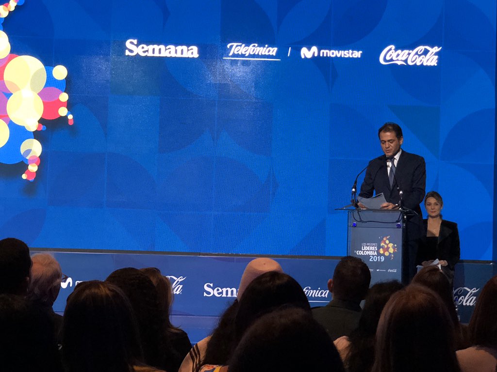 Telefonica_Col's tweet photo. Los líderes como los que reconocemos y celebramos esta noche son fundamentales para el país, pues ellos tienen la capacidad de imaginar, emocionar, y guiar a los ciudadanos para que se unan en las diferencias: @FabianHdezR en #PremioLosMejoresLíderes #SomosMovistar https://t.co/OFnnluDEZq