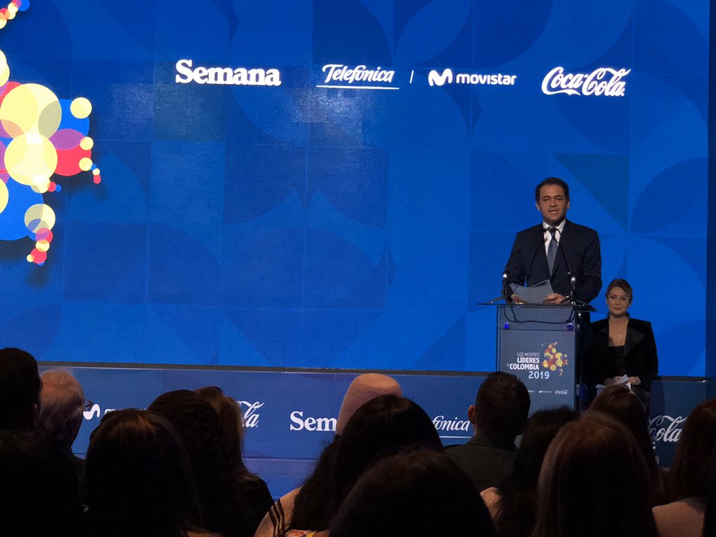 Telefonica_Col's tweet photo. Los líderes como los que reconocemos y celebramos esta noche son fundamentales para el país, pues ellos tienen la capacidad de imaginar, emocionar, y guiar a los ciudadanos para que se unan en las diferencias: @FabianHdezR en #PremioLosMejoresLíderes #SomosMovistar https://t.co/OFnnluDEZq