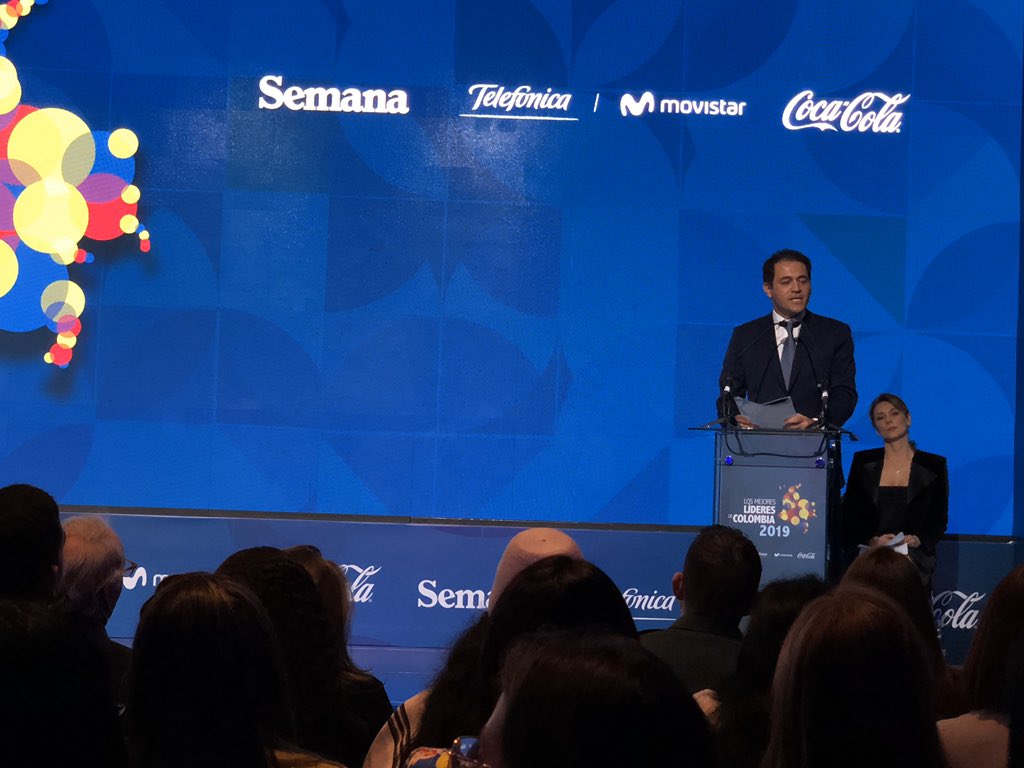 Telefonica_Col's tweet photo. Los líderes como los que reconocemos y celebramos esta noche son fundamentales para el país, pues ellos tienen la capacidad de imaginar, emocionar, y guiar a los ciudadanos para que se unan en las diferencias: @FabianHdezR en #PremioLosMejoresLíderes #SomosMovistar https://t.co/OFnnluDEZq