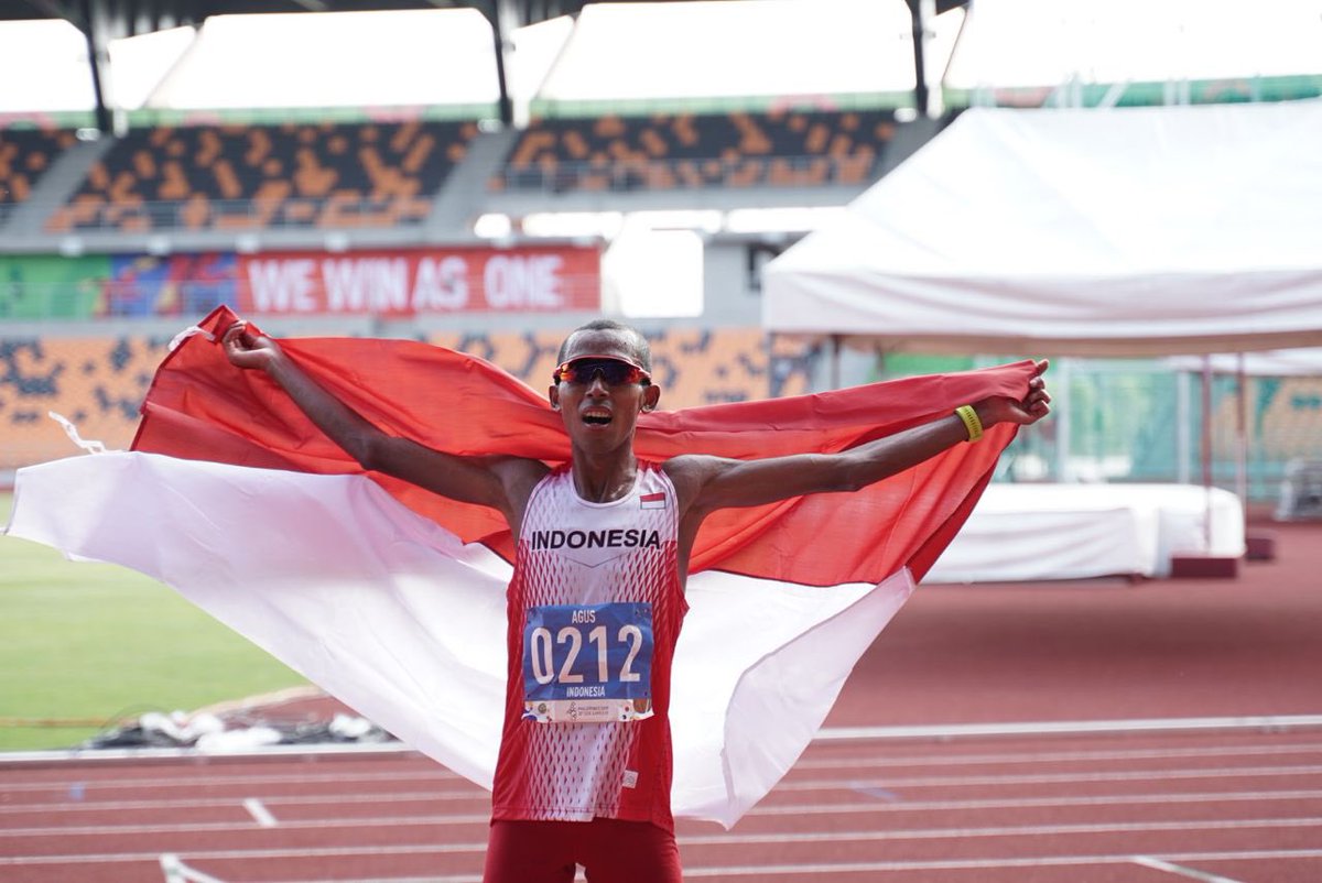 The2019SEAGames's tweet photo. JUST IN: Indonesia’s Agus Prayogo wins the gold 🥇 medal in men’s marathon!

#WeWinAsOne #2019SEAGames https://t.co/zhJ28AKPNX
