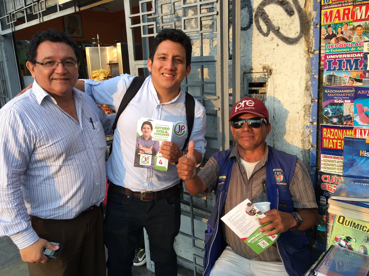 arturoayala_3's tweet photo. Qué chévere reencontrarme con la gente que me acompañó en mi época de estudiante en @UNMSM_ . Y más chévere aún es que sigan confiando en mi.
Así que ya saben, jugo de naranja frente a la puerta 2 y libros a precio justo frente a la puerta 3. #MarcaJP #Escribe4 https://t.co/WiyiZ9oKxw