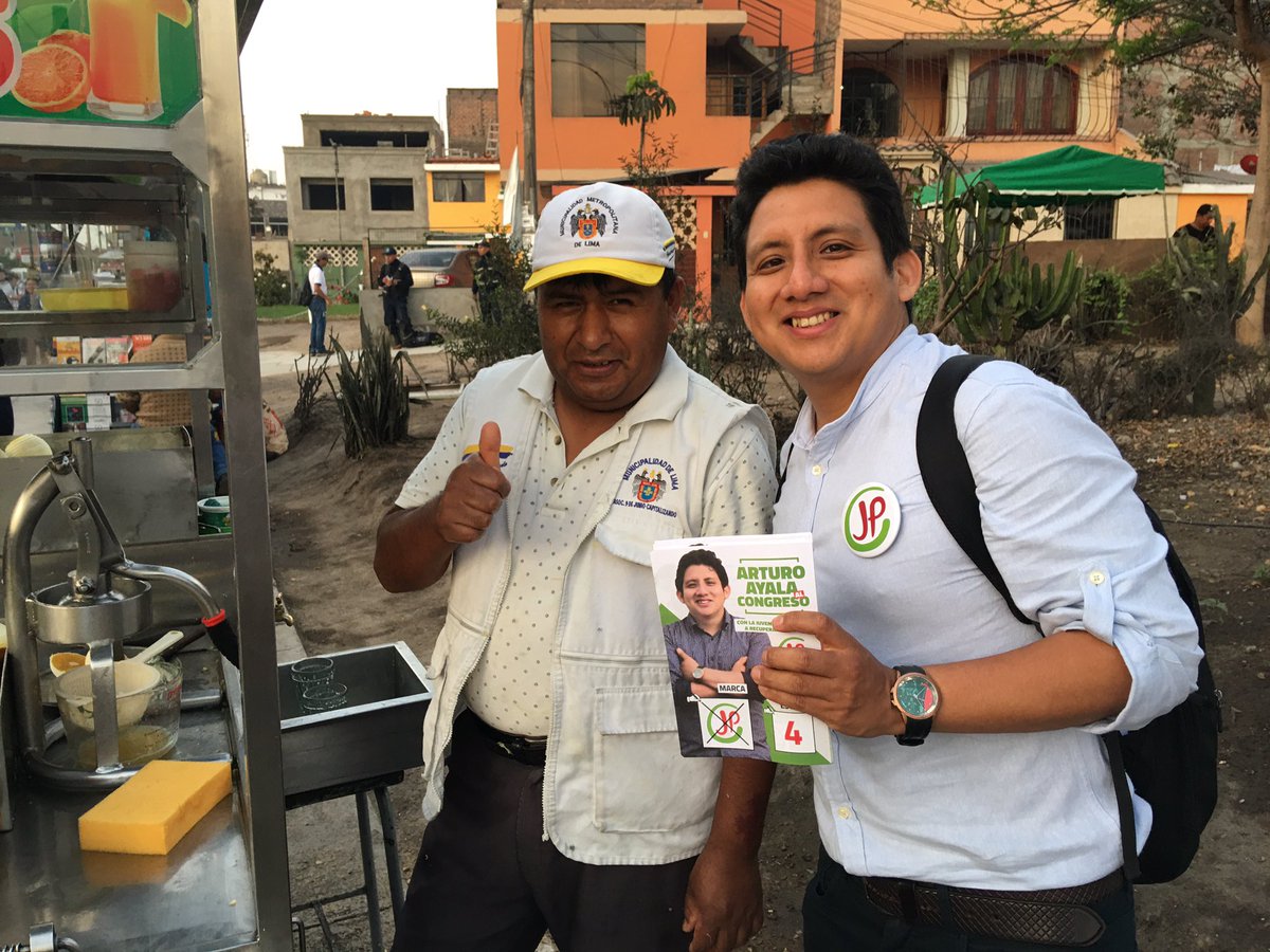 arturoayala_3's tweet photo. Qué chévere reencontrarme con la gente que me acompañó en mi época de estudiante en @UNMSM_ . Y más chévere aún es que sigan confiando en mi.
Así que ya saben, jugo de naranja frente a la puerta 2 y libros a precio justo frente a la puerta 3. #MarcaJP #Escribe4 https://t.co/WiyiZ9oKxw