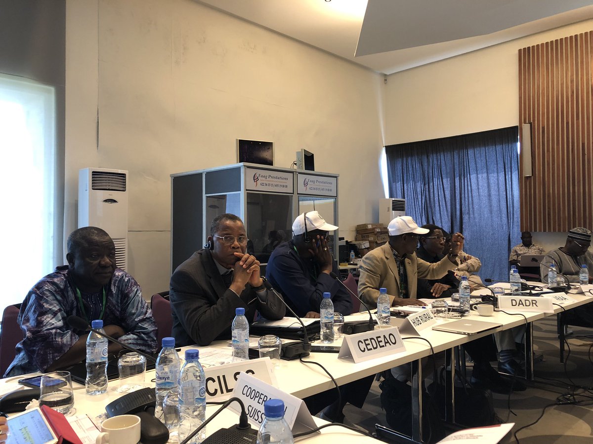 MatthieuDiscour's tweet photo. Réunion de @ecowas_cedeao, de ses EM et des partenaires pour dresser le bilan à mi-parcours de #Ecowap, la stratégie agricole de la #CEDEAO. Près de 2mds USD des partenaires au développement depuis 2015, pour des projets régionaux. @AFD_France coordonnateur du groupe bailleurs https://t.co/CyP7JT8eM5