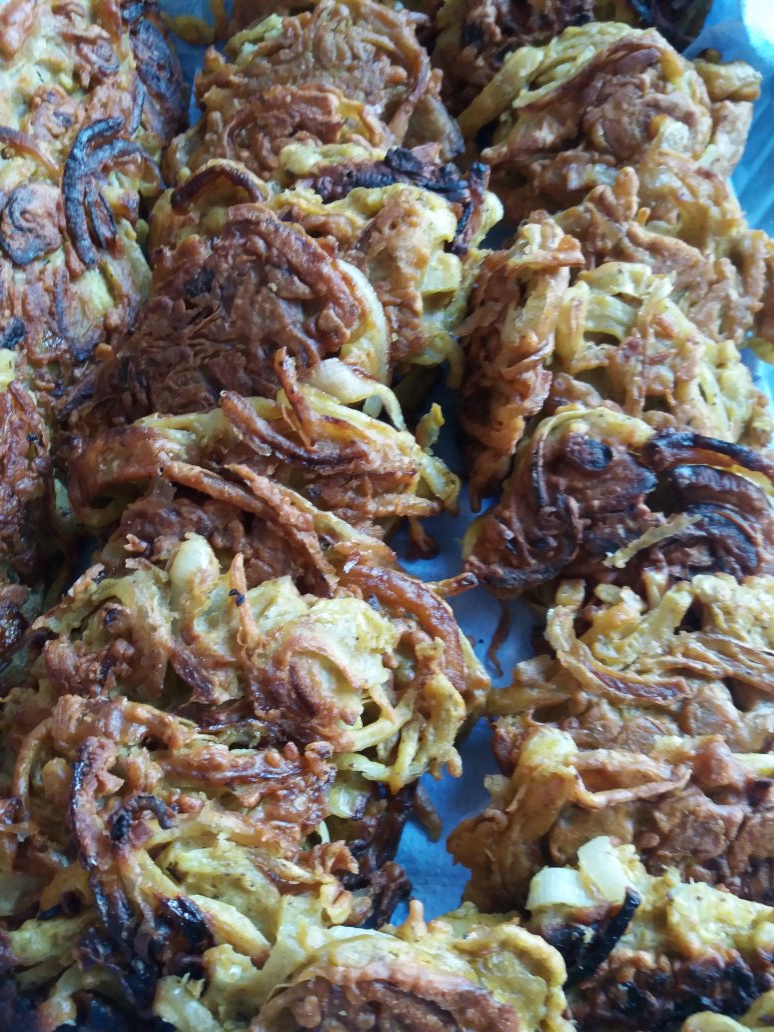 BelongInBelfast's tweet photo. #GlobalkitchenNI tasty treats @SouthbelfastFB yesterday, feasting on a budget with mouth watering onion bhajis at 10p per portion. @KellieFem https://t.co/eMt4Lghdbk