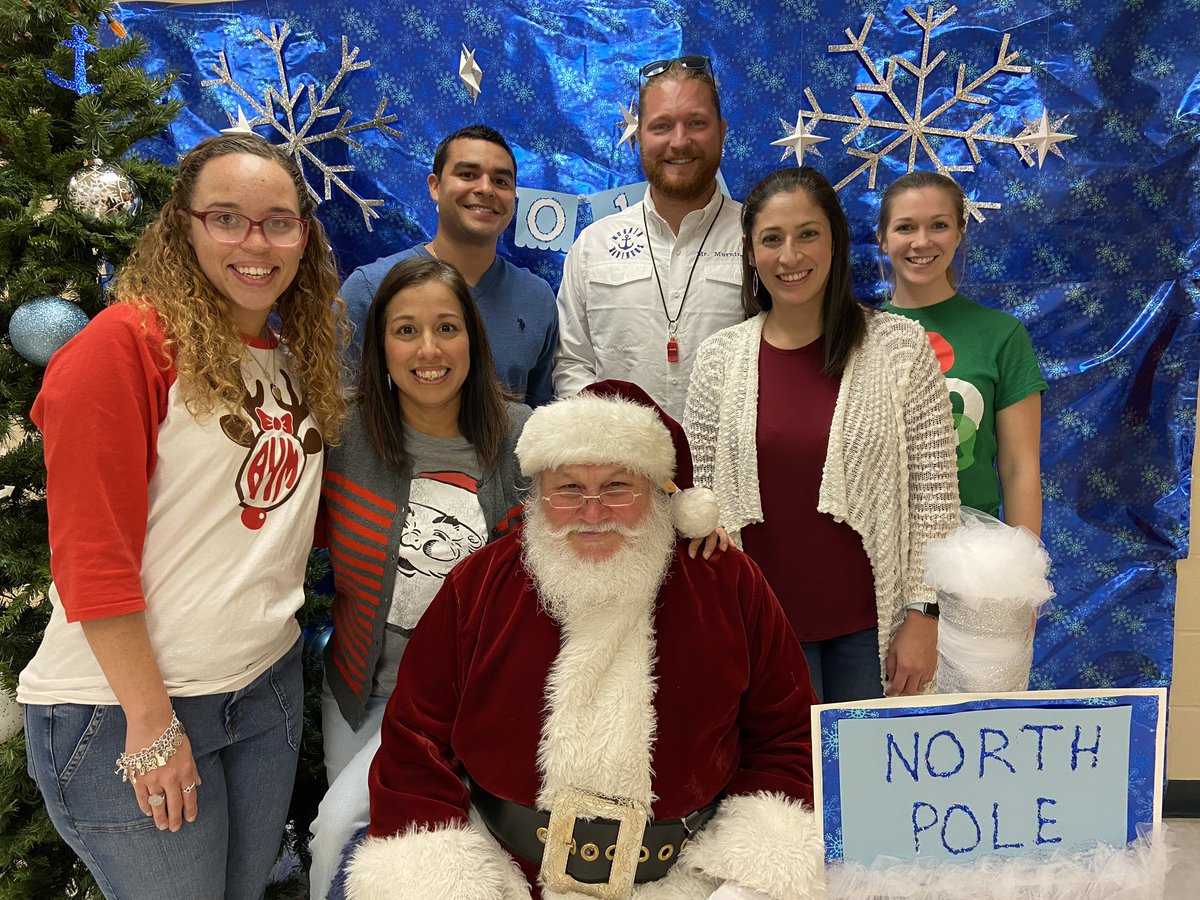 LauraSheffiel20's tweet photo. Ho, Ho, Ho Merry Christmas! 3rd grade fundraiser, Photos with Santa 🎅🏼 was a huge success! @NISDMurnin  @BevG_3rdgrade @BM20188 @KarissaSpriggs @Mr_SA_Mariner @ELo2104 @mrhuerta3rd @nickramos_23 #murninlegends https://t.co/YeorlrMJxV