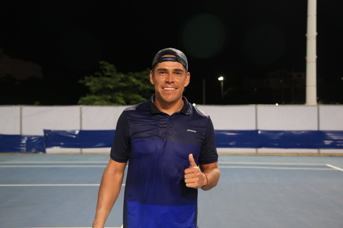 SantaMartaOpen's tweet photo. En un extenuante partido de 3:25 horas de duración, el boliviano Alejandro Mendoza se convirtió en el último de los clasificados a los cuartos de final luego de vencer al argentino Felipe Martínez 4-6, 7-6 y 7-5.
#SantaMartaOpen #FundaMas #AlcaldíaDelCambio #SomosElite https://t.co/507O7KaHjx