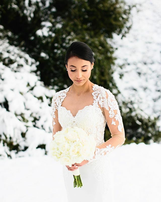 Laura, you were such a stunning bride with the most gorgeous backdrop! 😍❄️ ift.tt/2RlSzWh