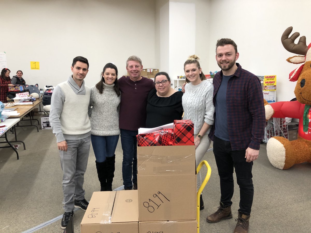 TrafalgarCanada's tweet photo. To celebrate #InternationalVolunteerDay, the @TrafalgarCanada tribe was very excited to give back to the community by sponsoring a local family in need as well as provided and prepped holiday essentials alongside @HolidayHelpers2. #JoinTrafalgar #MakeTravelMatter https://t.co/pHZlM1Zium