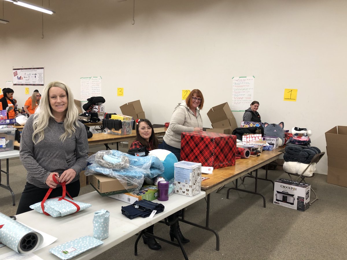 TrafalgarCanada's tweet photo. To celebrate #InternationalVolunteerDay, the @TrafalgarCanada tribe was very excited to give back to the community by sponsoring a local family in need as well as provided and prepped holiday essentials alongside @HolidayHelpers2. #JoinTrafalgar #MakeTravelMatter https://t.co/pHZlM1Zium