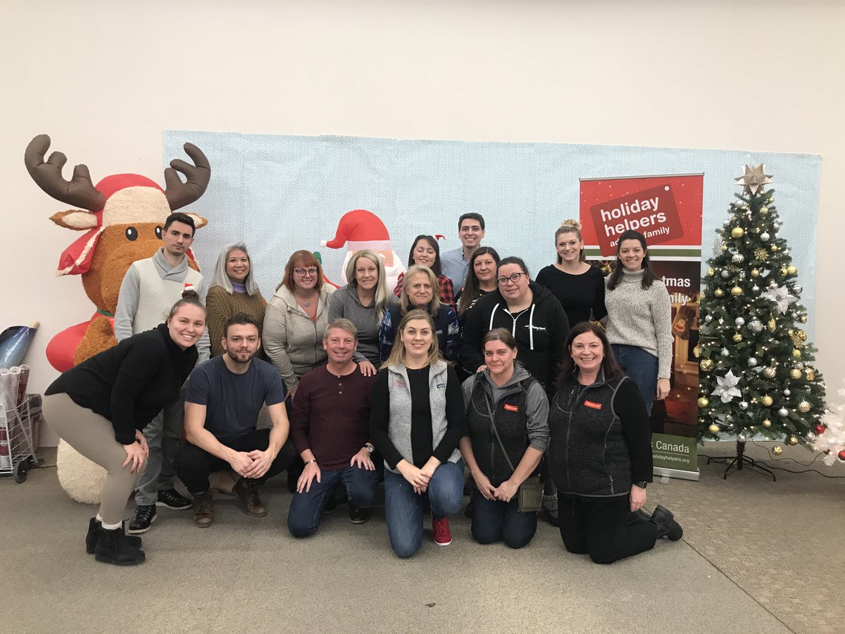 TrafalgarCanada's tweet photo. To celebrate #InternationalVolunteerDay, the @TrafalgarCanada tribe was very excited to give back to the community by sponsoring a local family in need as well as provided and prepped holiday essentials alongside @HolidayHelpers2. #JoinTrafalgar #MakeTravelMatter https://t.co/pHZlM1Zium