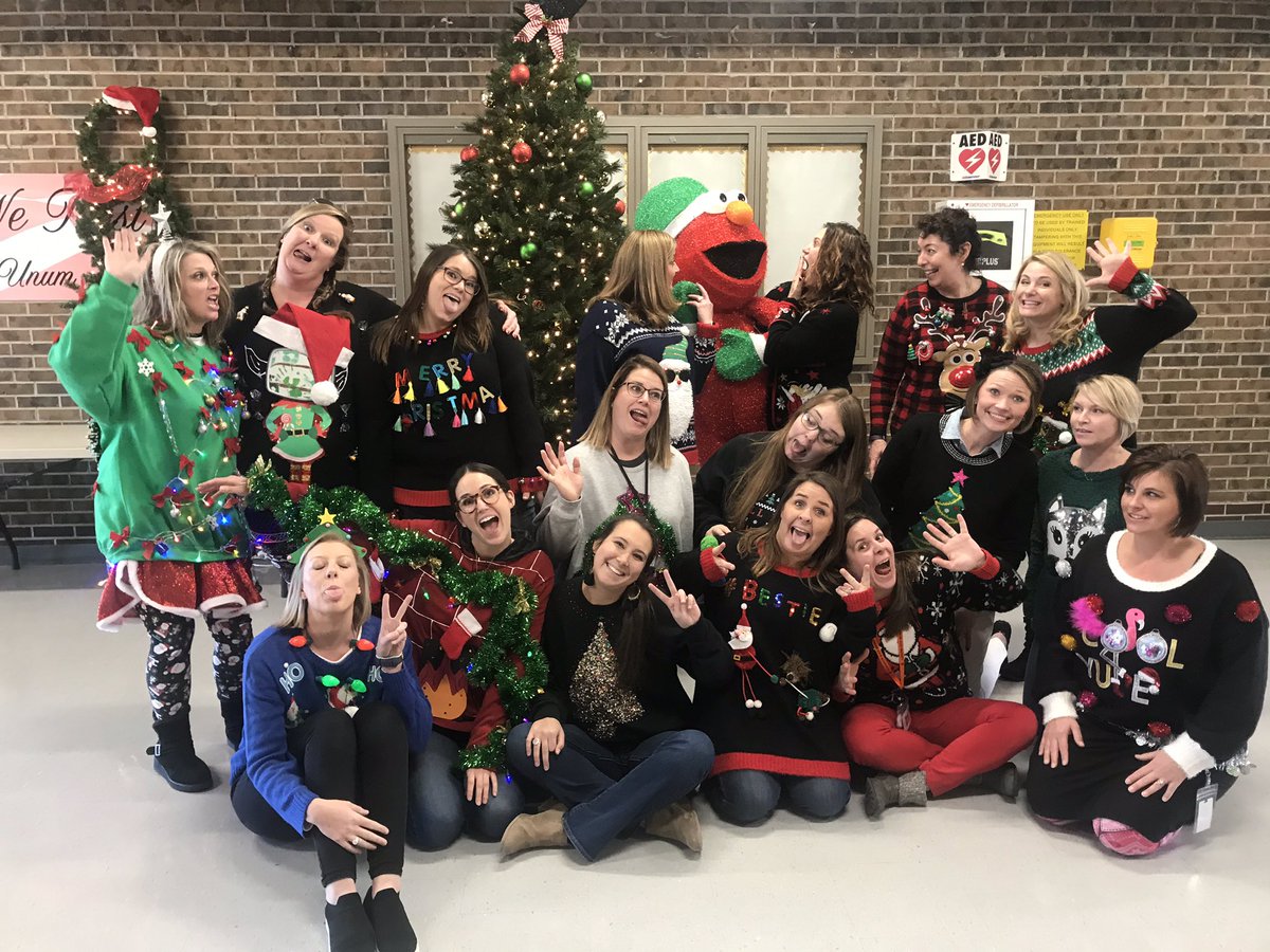 artinker's tweet photo. Wanna feel like royalty? Hometown Christmas parade is the way to go! Oh what fun!!#LCESPantherProud #lovemyschool #bestsmalltown https://t.co/sNZ3k9X3wN