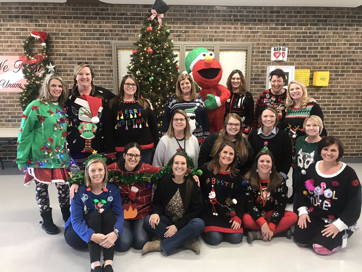 artinker's tweet photo. Wanna feel like royalty? Hometown Christmas parade is the way to go! Oh what fun!!#LCESPantherProud #lovemyschool #bestsmalltown https://t.co/sNZ3k9X3wN