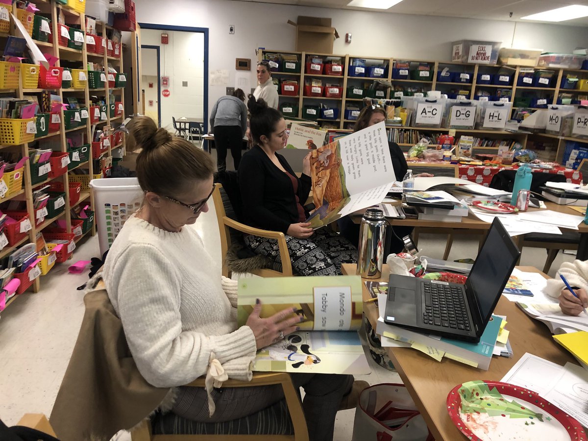 GraceKChoi's tweet photo. Teachers in Literacy Collaborative Yr 1 learned about responsive teaching and planned for shared &amp; guided reading using running records. Trying to ensure there are echoes throughout the workshop for our students! @Herndon_ES @HES_3rdGrade @Tingler05 @msmontero_hes 
#FCPSLitCollab https://t.co/SyDSAH8O5g