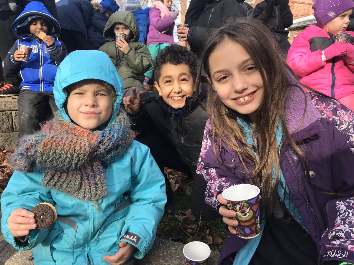 5B Brock Bulldogs enjoying the season with our annual tree decorating of the trees at MacKenzie Hall! Big thanks to the Westview Secondary School leadership students for  helping us out.... @Brockbulldogs <a href="/gecdsbpro/">GECDSB PR</a> 
@ourwestend