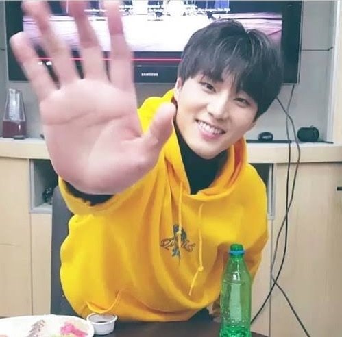 youngKusuka's tweet photo. π§: ayo selfie kak
π¦: Bentar bentar
π§: Ah kelamaan aku foto duluan ni
π¦: Iya iya bentar adek ini mau geser tempat duduk dulu
#MyDaySelcaDay sekalian #mydayhalu π€£π€£ https://t.co/JU12L974Ti