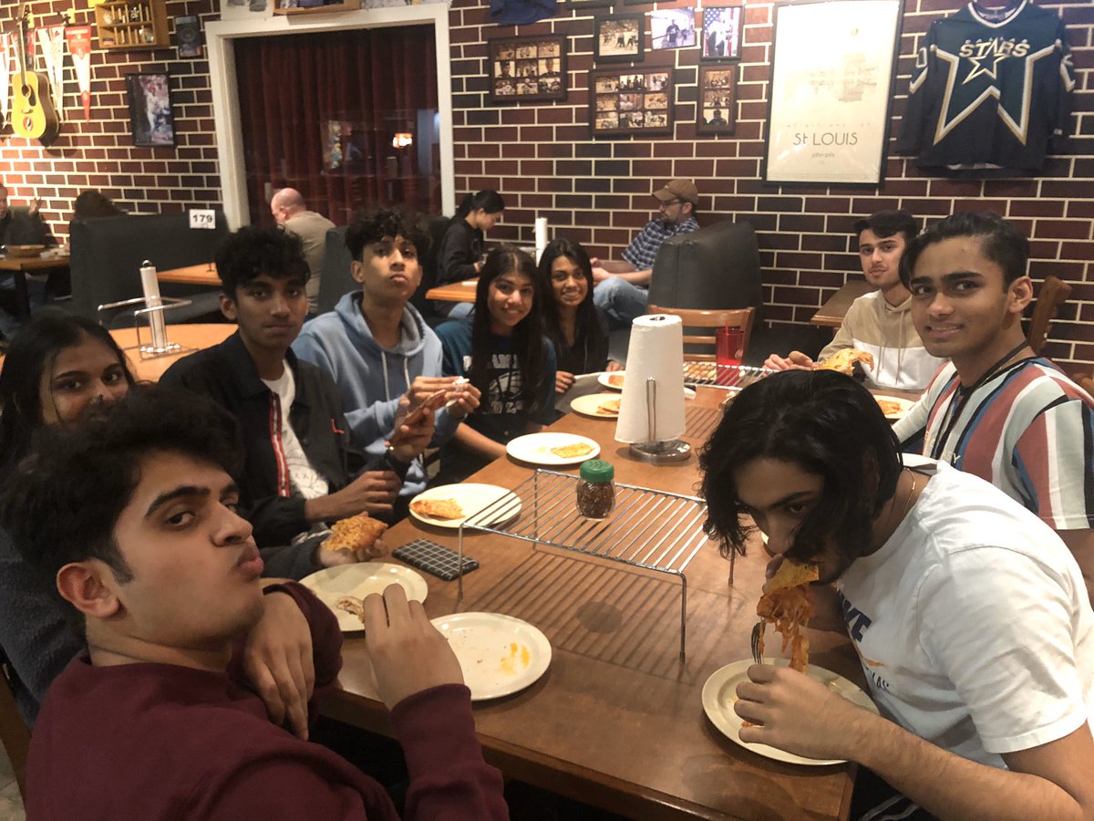 Thanks to everyone who came out to our 5th Street Pizza DECA Social of the month! We all had a lot of fun. Stay tuned for more Allen DECA social activities throughout the year! 🔹