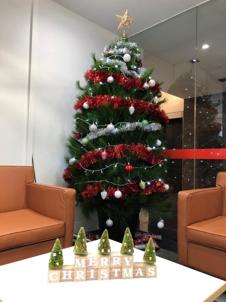 Granitetweet's tweet photo. Christmas has arrived at Granite Consulting HQ. 🎄🎅 ❄️. Our operations team always do a great job in getting everyone into the holiday spirit! ⛄️ 🎊🎁 #christmas #graniteconsulting #happyholidays https://t.co/KF1J0W3jBF