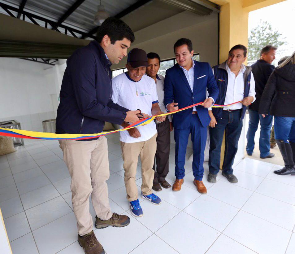 ottosonnenh's tweet photo. En San Pablo, en el cantón San Miguel de Bolívar, inauguramos el Centro de Acopio “Nueva Esperanza”, beneficiará a alrededor de 600 productores de la zona que podrán comercializar de mejor manera el maíz y otros granos. https://t.co/yNxAHqxcBZ