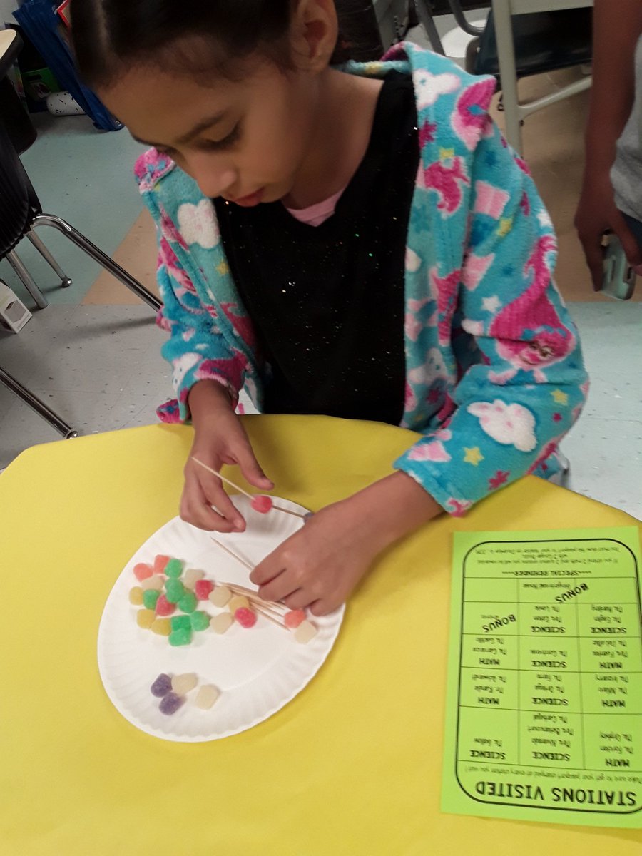GallowCintel's tweet photo. The not so little STEM challenge. #Mathandsciencenight #success #Fun #Familyconnect #Rm107  #pighouse #sturdyorflimsy? #bigbadwolf https://t.co/lQQcWk2ktP