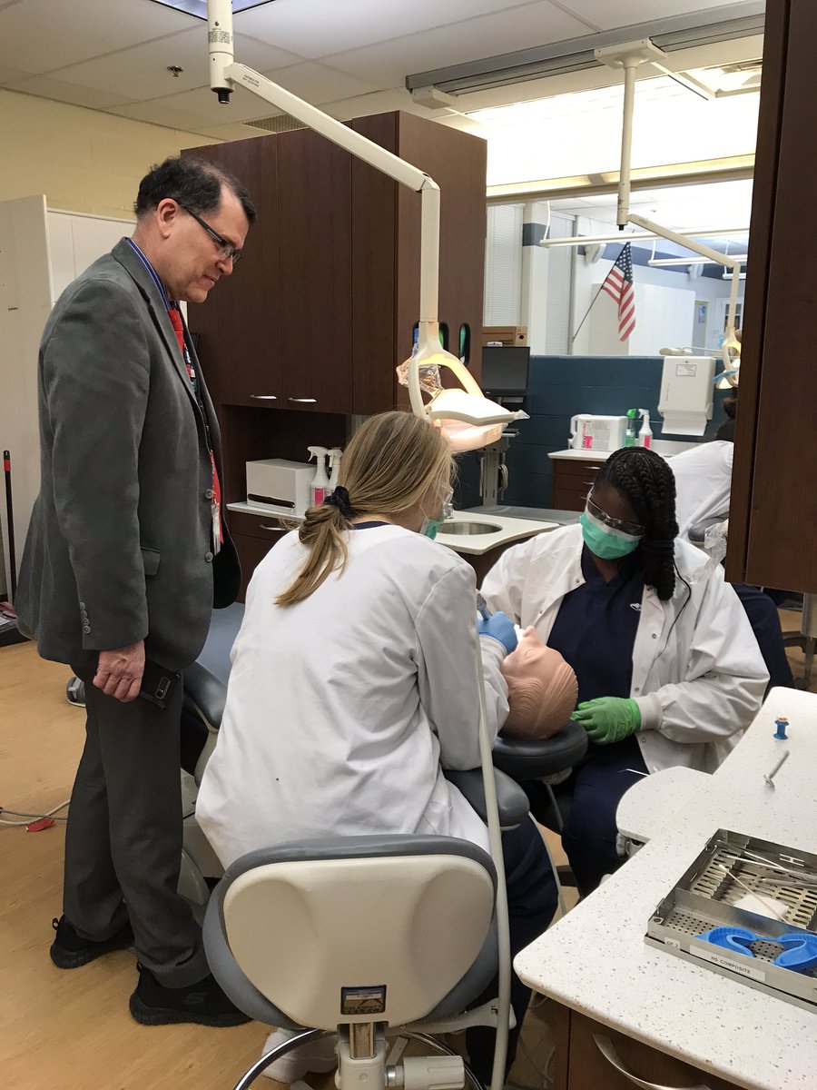 ECCdental's tweet photo. The Assistant Dean of The Ohio State University College of Dentistry ( Also Eastlands Dental Advisory President) was eager to talk to visitors at our open house and tell about our great program and pathways! https://t.co/80biGvLVsX
