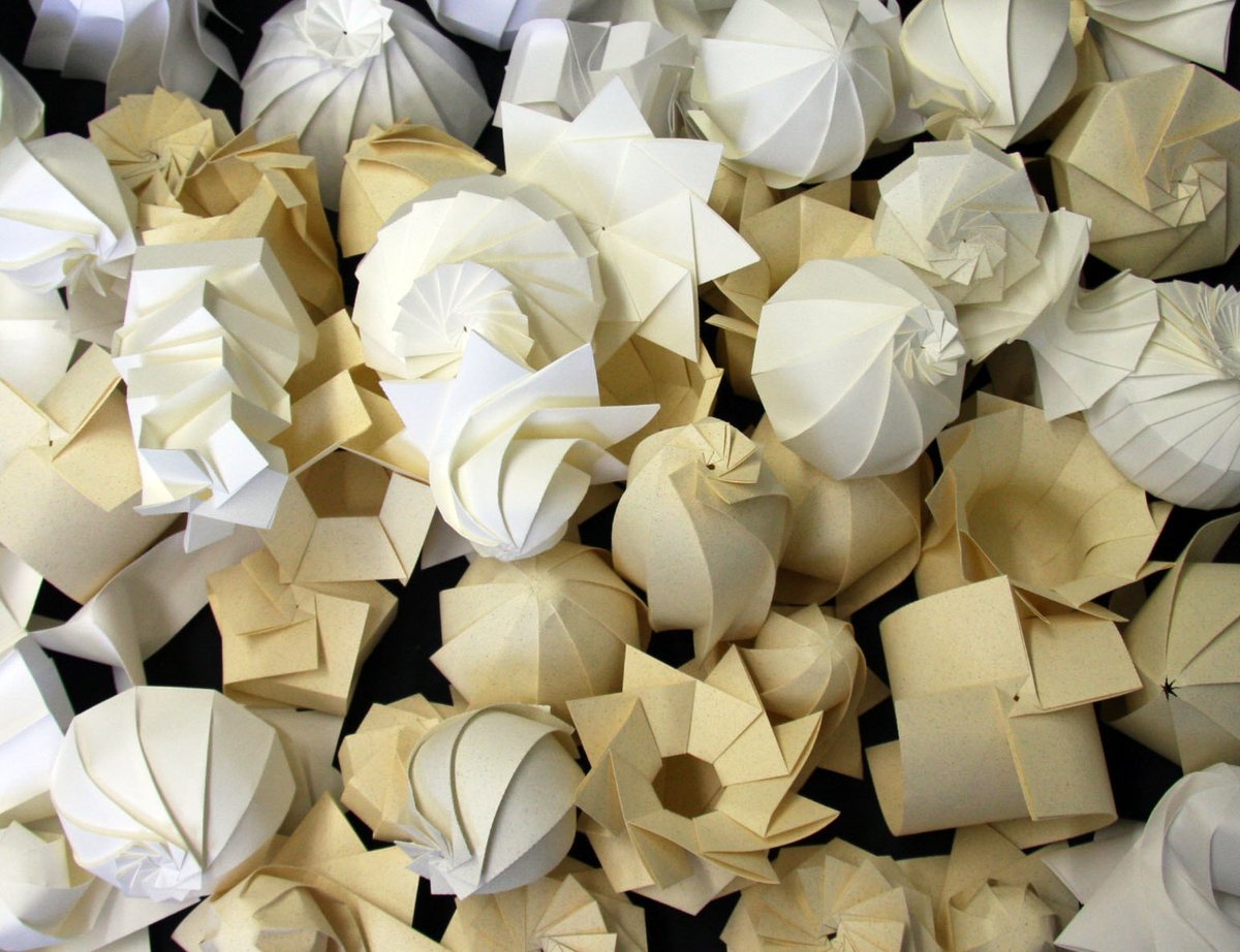 三谷 純 Jun Mitani 22 折り紙設計用のソフトウェアを開発したことで 基本原理は同じでもパラメータを変えることで いくらでもバリエーションを増やせるようになりました 実験的にいろいろな形を作ってみたので 研究室には折り紙作品が溢れかえりまし