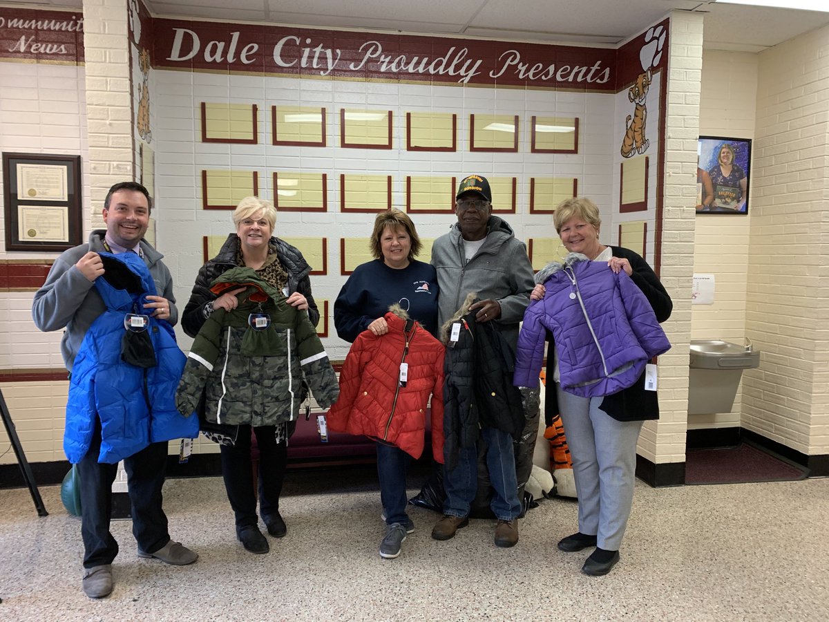 MrsSimp76796855's tweet photo. Fabulous time delivering new coats to our schools!  Thank you VFW 1503 and Ladies Auxillary  ⁦@PWCSNews⁩ #pwcsproud https://t.co/k8xRnL1LGX