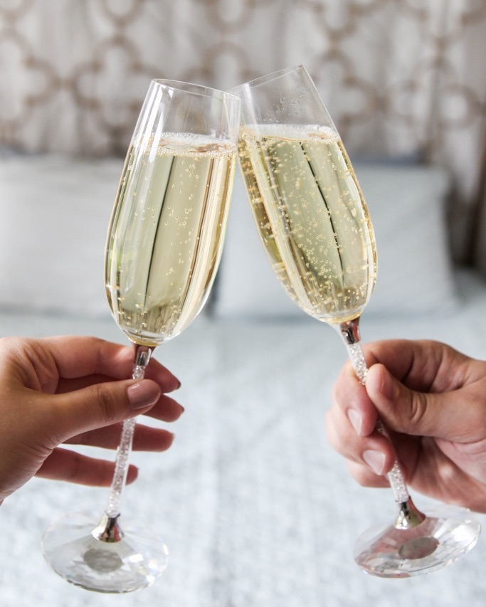 Midnight Kisses &amp; New Years Wishes! Check your local stores for our Sparkling Wines to Ring In The New Year! Also available online &amp; the Tasting Room! 
bit.ly/2ShyTDR
#GoOnCelebrate
..
@FrostedPettiCoat
#wilsoncreekwinery #nye2020 #sipsiphooray #sparklingwines #winegifts