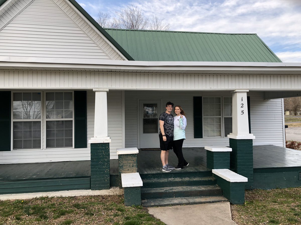 kaileybbond's tweet photo. Me and Austin met at the restaurant we both work at. I was 20. He was 19. We’ve been together a little over 3 years and married for 5 months. We bought our first house together 9 months ago. And we now have plans to one day own the restaurant where we met ❤️ https://t.co/dkxSvgFPk1