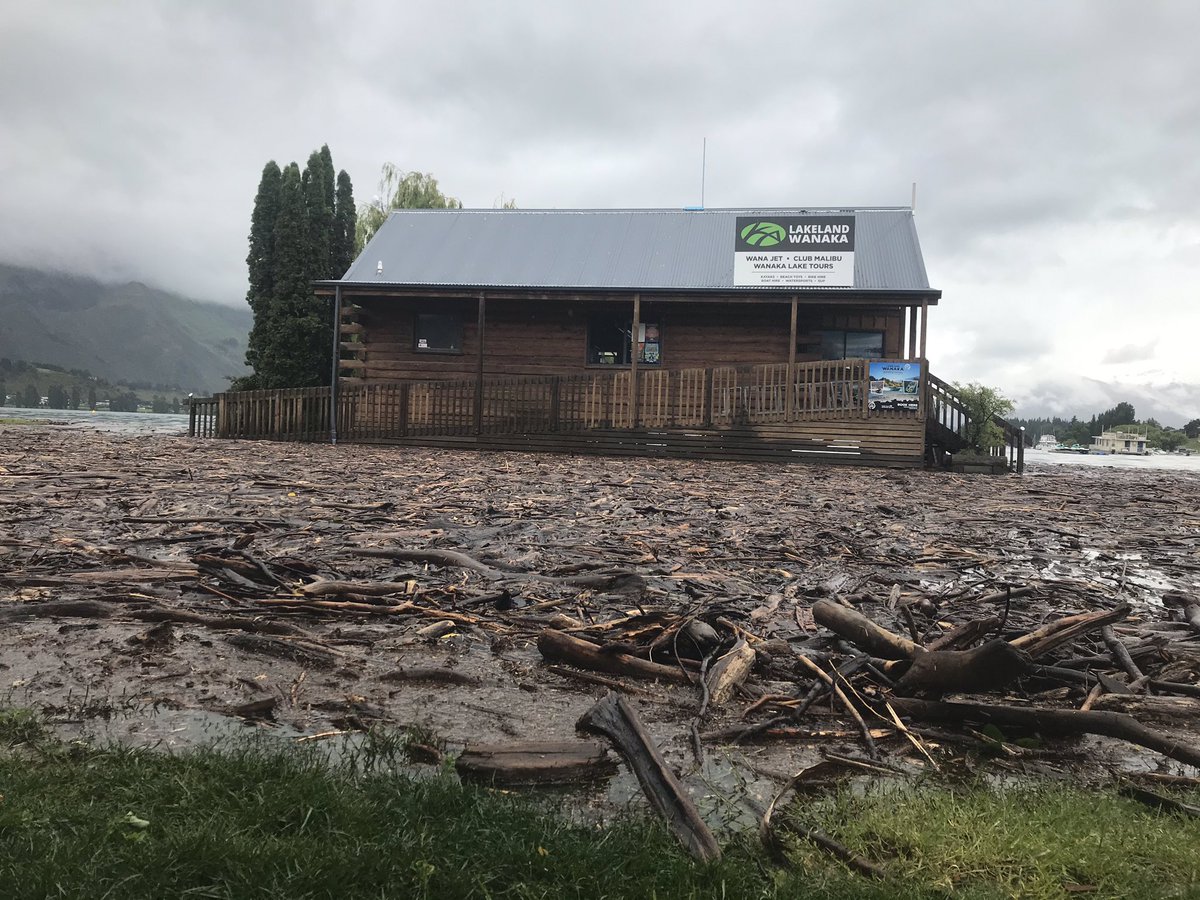 jo_macmac's tweet image. Wānaka lakefront is a bit of a mess...