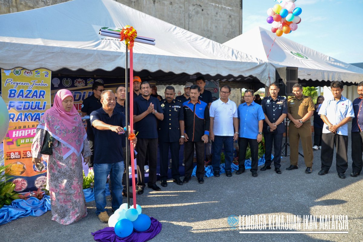 LKIM_Malaysia's tweet photo. Majlis Perasmian Bazaar Peduli Rakyat Peringkat Negeri Perlis dirasmikan oleh YM Raja Kahalid bin Raja Ariffin, Timbalan Ketua Pengarah (Pengurusan) LKIM bertempat di tapak parkir Pejabat MADA, Kayang, Perlis. TKP (P) juga turut mengadakan jualan 'happy hour' di gerai jualan ikan https://t.co/mfyEyCOcw3