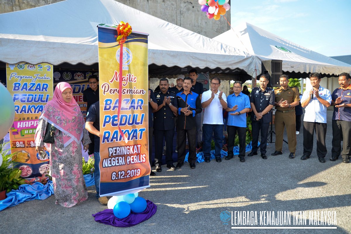 LKIM_Malaysia's tweet photo. Majlis Perasmian Bazaar Peduli Rakyat Peringkat Negeri Perlis dirasmikan oleh YM Raja Kahalid bin Raja Ariffin, Timbalan Ketua Pengarah (Pengurusan) LKIM bertempat di tapak parkir Pejabat MADA, Kayang, Perlis. TKP (P) juga turut mengadakan jualan 'happy hour' di gerai jualan ikan https://t.co/mfyEyCOcw3