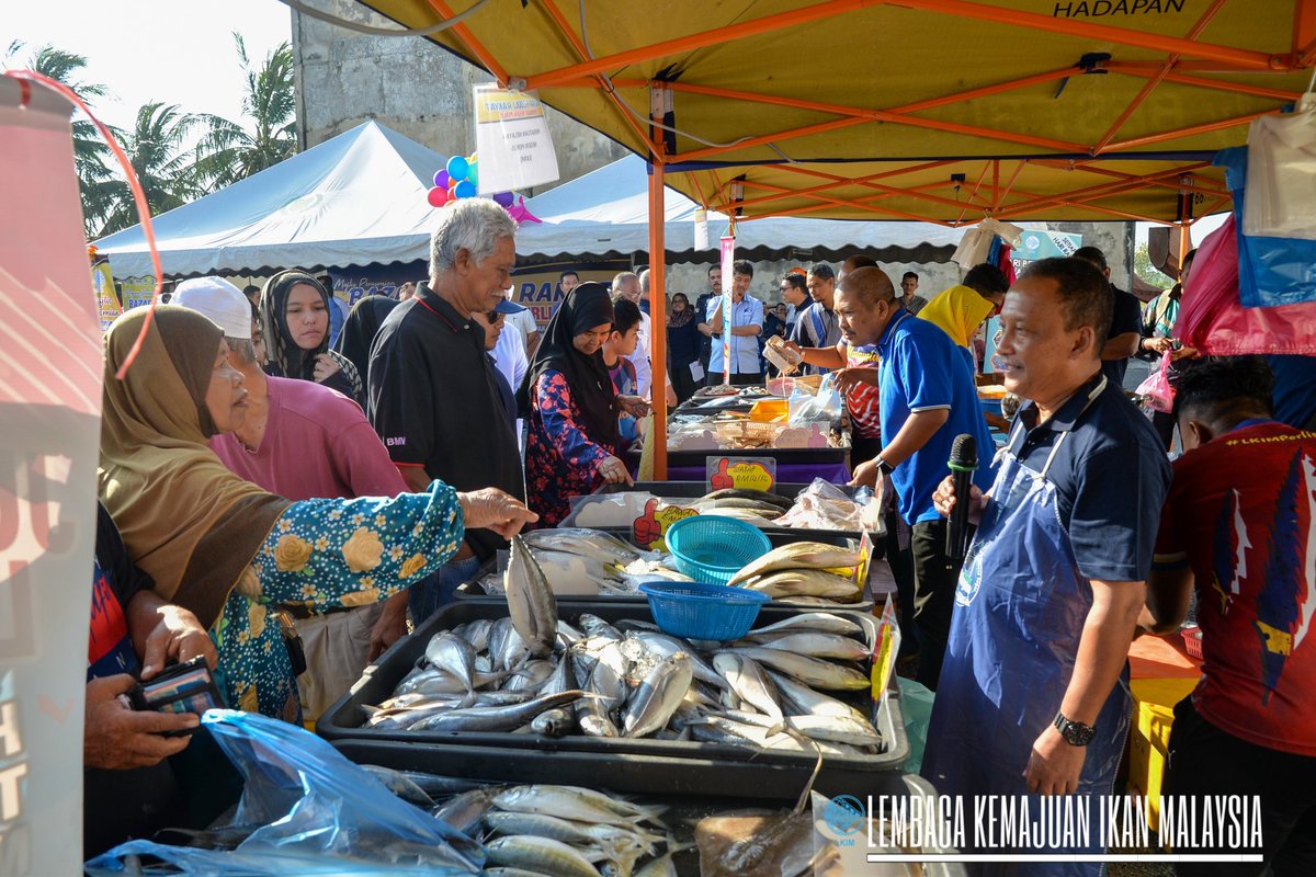 LKIM_Malaysia's tweet photo. Majlis Perasmian Bazaar Peduli Rakyat Peringkat Negeri Perlis dirasmikan oleh YM Raja Kahalid bin Raja Ariffin, Timbalan Ketua Pengarah (Pengurusan) LKIM bertempat di tapak parkir Pejabat MADA, Kayang, Perlis. TKP (P) juga turut mengadakan jualan 'happy hour' di gerai jualan ikan https://t.co/mfyEyCOcw3