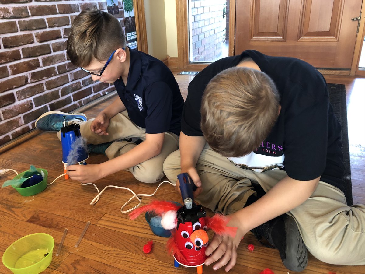 LegacySchoolNE's tweet image. Wobble what? wobble bots! 🤖

Mrs. Gatewood&apos;s class made wooble bots during Science today! As part of a robotics lesson, students created their own robots, which &quot;wobbled&quot; along on a peice of paper. 
#ElementaryRobotics #PrivateSchool #OmahaNebraska