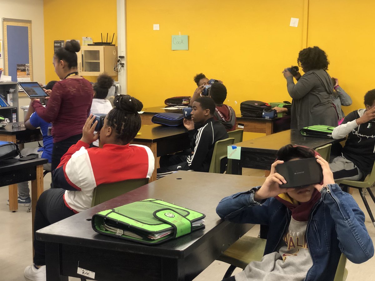 Students in 7th-grade science ⁦@CHUHMonticello⁩ participate in a classroom adventure ⁦@CHUHSchools⁩ #googleexpedition #exploring #funlessons ⁦#TigerNation