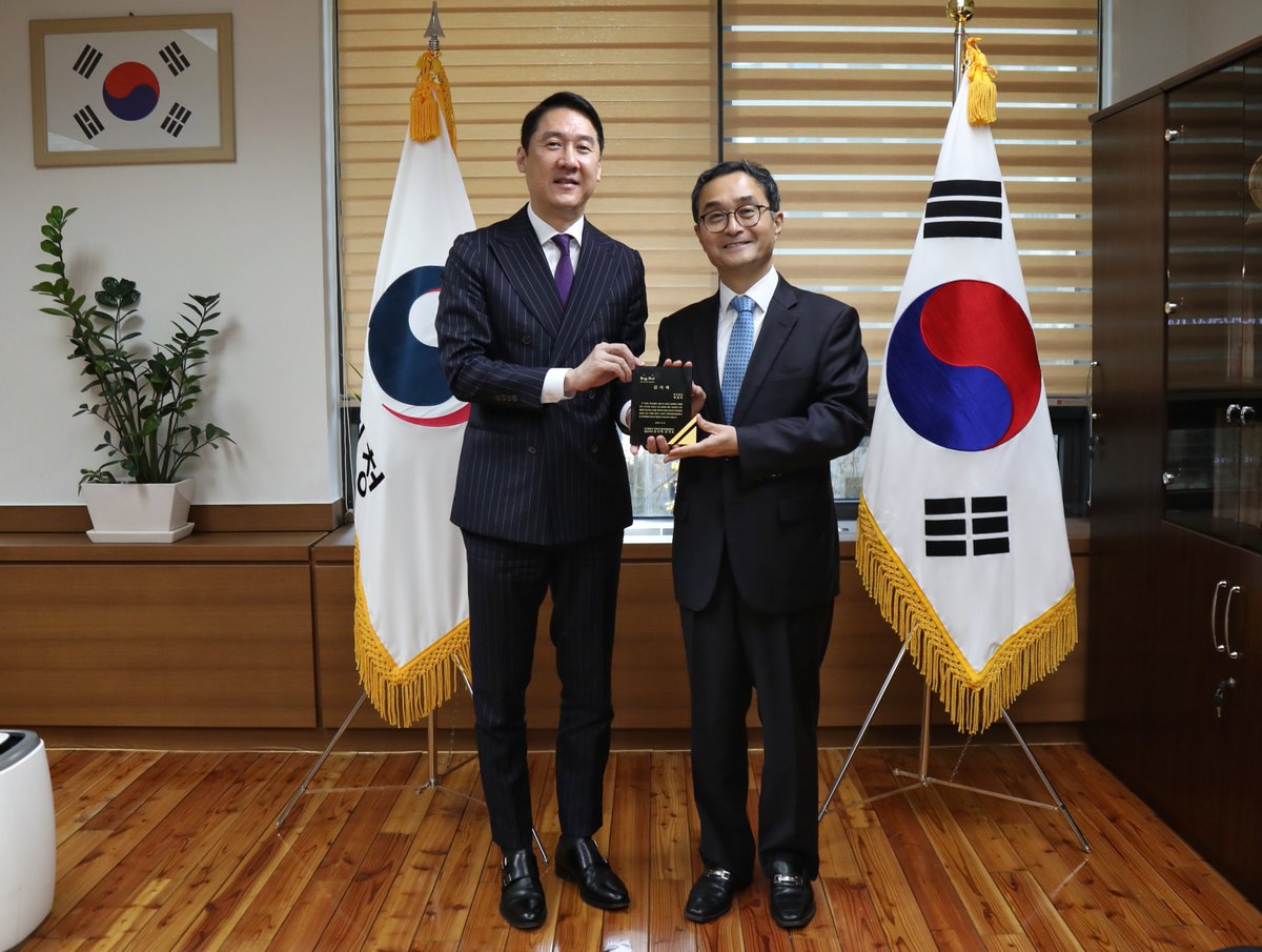 지난 10월 #방탄소년단 콘서트현장 및 온오프라인 #BTS #ARMY 위조상품 단속 관련하여 #빅히트 에서 #감사패 를 전달해주셨습니다😀
지금도 어디선가 이뤄지고 있는 #특허청 의 #지식재산보호활동 !! 지켜봐주세요~

#빅히트엔터테인먼트 #방탄소년단 #BTS #아미 #ARMY #방탄굿즈