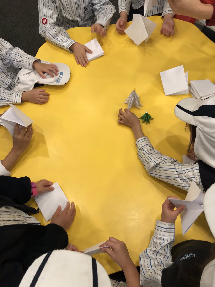 cwbslibrary's tweet photo. Christmas origami at the mother tongue club today #mothertongue #creativity #dexterity https://t.co/Ju6RI8uhDN