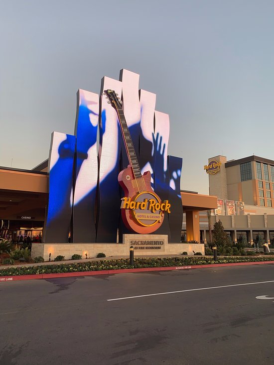 EkbFuture's tweet photo. Рубрика #Вдохновение 😍
⠀
7 эффектных LED экранов 
⠀
Торжественное открытие Hard Rock Fire Mountain состоялось в начале этого месяца. На входе установлено 7 эффектных LED экранов. Экраны состоят из семи волнообразных колонн, изготовленных на заказ, Шаг пикселя 10 мм. https://t.co/sX6fsNQb8b