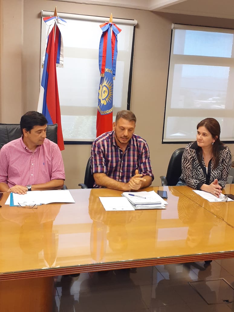 SecretariaDeGo7's tweet photo. #HOY El Intendente de la Ciudad de Posadas Don Joaquín Losada y el Intendente de la Ciudad de Garupá Don Luis Ripoll, designaron  al Secretario de Gobierno, Ing. Mario Fabián Florentín como Coordinador General Del "Cementerio Metropolitano  Consorcio de Cooperación". https://t.co/mzN8Bi8TJQ