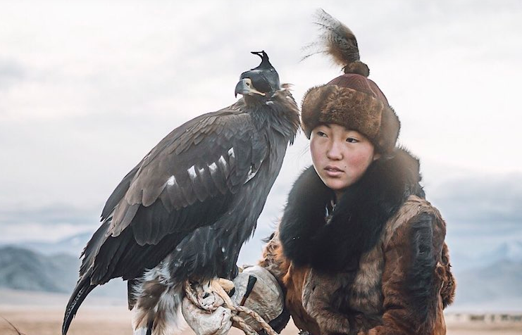 LujoMagazine's tweet photo. El fotógrafo alemán Leo Thomas retrató a Zamanbol, una de las últimas mujeres cazadoras que quedan en Mongolia.
https://t.co/KtR3ePIIlK
https://t.co/epbl0WJXD0