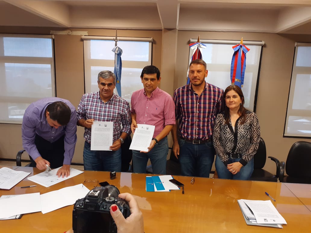 SecretariaDeGo7's tweet photo. El Ing Fabián Florentin acompañó al Intendente de la Ciudad de Posadas Don Joaquín Losada y el Intendente de la Ciudad de Garupá Don Luis Ripoll, junto a la Secretaria de Planificación Estratégica y Territorial a cargo de la Lic. Laura Duarte y su equipo de trabajo. https://t.co/ovaISxB3c3
