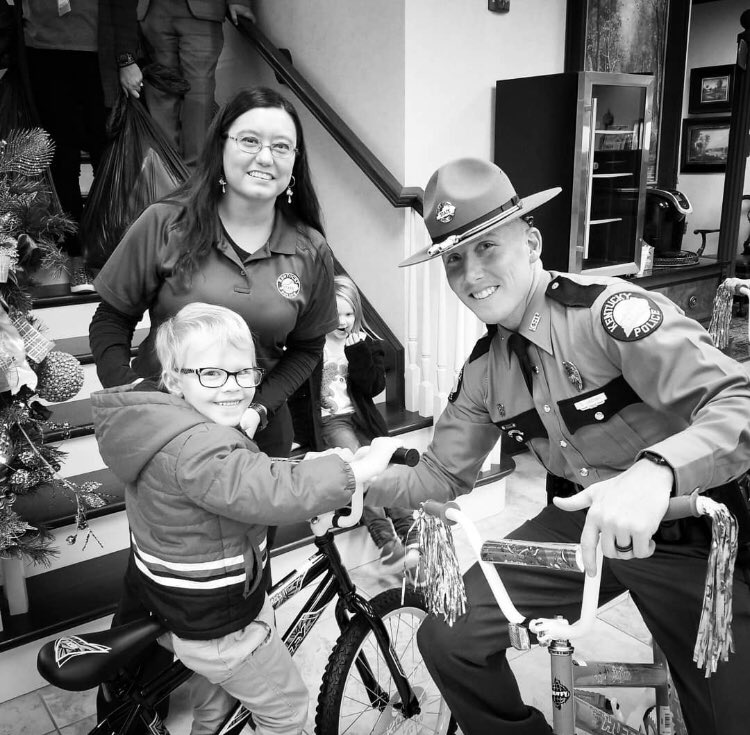 TprJacobs's tweet photo. Today @kystatepolice Post 10 Harlan kicked off our Shop With a Trooper event. Today was in Knox County with two more next week. Thank you @ForchtBank for your continued support and help on this day every year. 
#ShopWithATrooper 
#KnoxCountyKids
#ForchtBank https://t.co/XnTb5yBLAJ