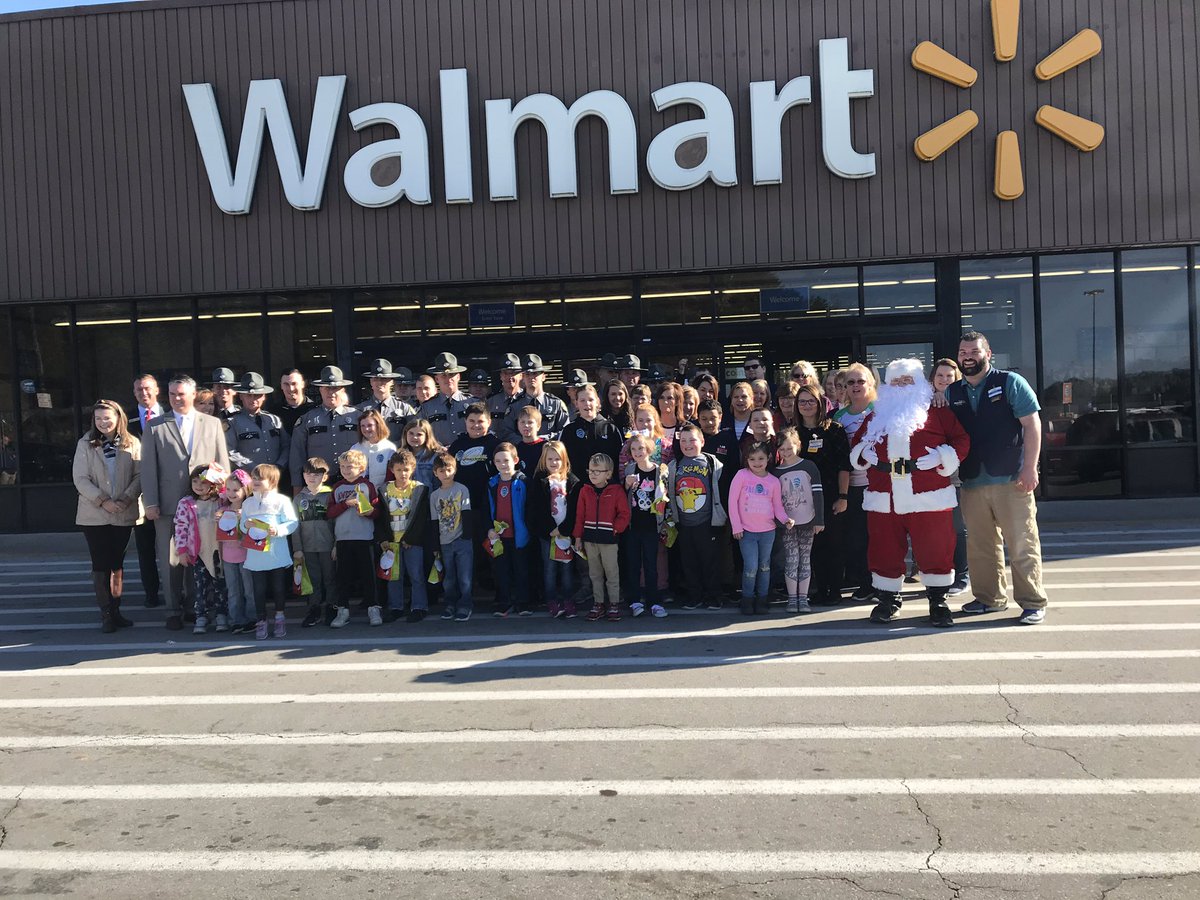 TprJacobs's tweet photo. Today @kystatepolice Post 10 Harlan kicked off our Shop With a Trooper event. Today was in Knox County with two more next week. Thank you @ForchtBank for your continued support and help on this day every year. 
#ShopWithATrooper 
#KnoxCountyKids
#ForchtBank https://t.co/XnTb5yBLAJ