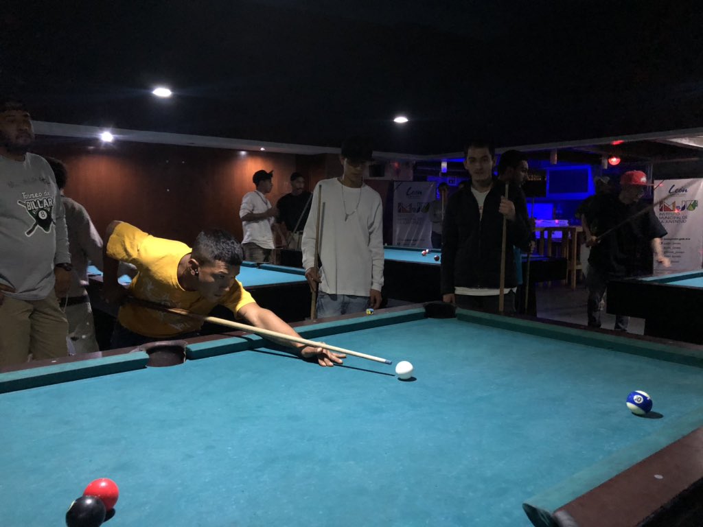 IMJULeon's tweet photo. De manera simultánea a lo que sucede en la Casa de la Juventud, nos encontramos en el Torneo de Billar Lobo. Dónde jóvenes participan por el primer lugar. Mucho éxito. 🎱 #NuestroMomento #ProgramaLobo🐺 https://t.co/Jjr3OQUyKq