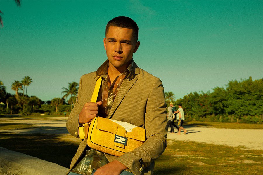 AustinMahone's tweet photo. Hey @Fendi #FendiFrenesiaBaguette https://t.co/jmYaRJpmgD