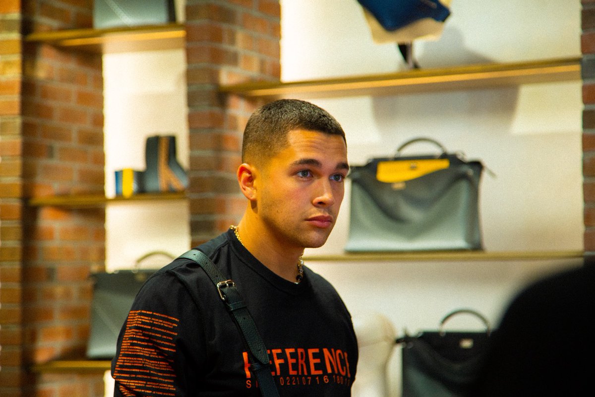 AustinMahone's tweet photo. Hey @Fendi #FendiFrenesiaBaguette https://t.co/jmYaRJpmgD