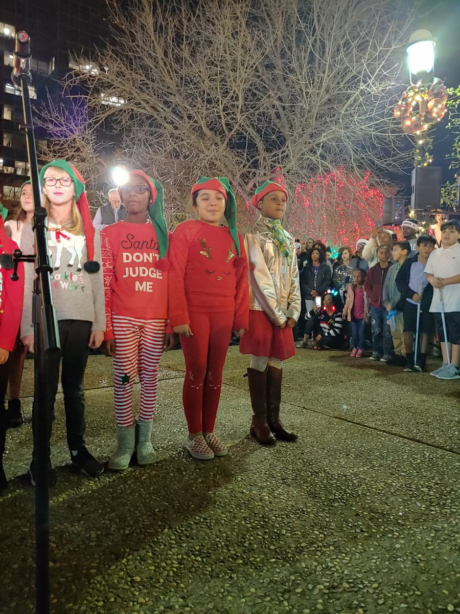 MrsWhite_Music's tweet photo. The Tyler ISD District Honor Choir sang at the 34th Anual Tyler Tree Lighting tonight! #AddValue #DHCTylerISD #TylerisdFineArtsRule #FW2 @Toadtrombone4 https://t.co/G0rvSpdQBr