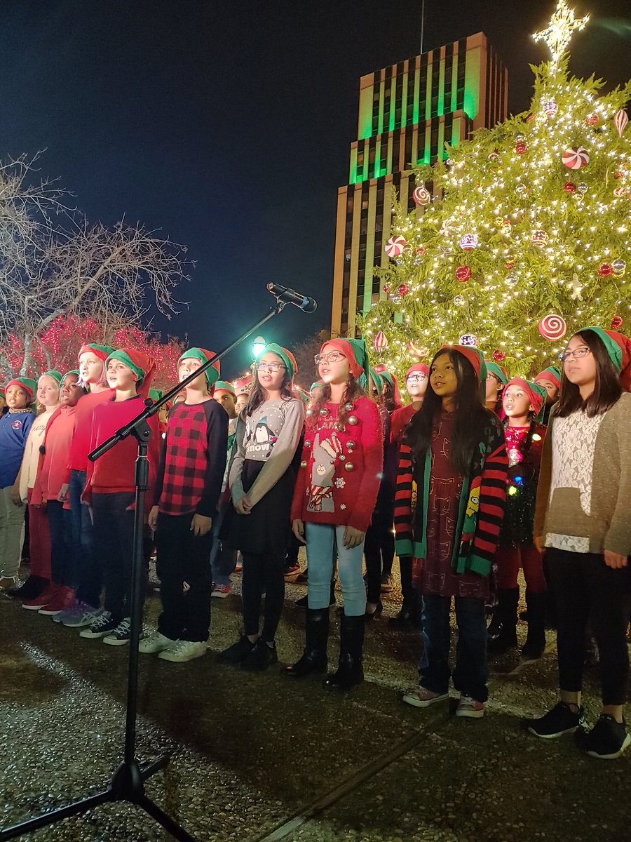 MrsWhite_Music's tweet photo. The Tyler ISD District Honor Choir sang at the 34th Anual Tyler Tree Lighting tonight! #AddValue #DHCTylerISD #TylerisdFineArtsRule #FW2 @Toadtrombone4 https://t.co/G0rvSpdQBr