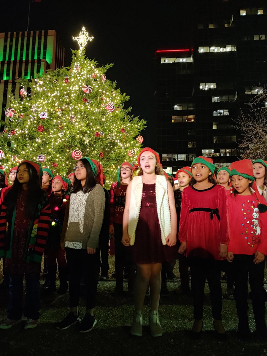MrsWhite_Music's tweet photo. The Tyler ISD District Honor Choir sang at the 34th Anual Tyler Tree Lighting tonight! #AddValue #DHCTylerISD #TylerisdFineArtsRule #FW2 @Toadtrombone4 https://t.co/G0rvSpdQBr