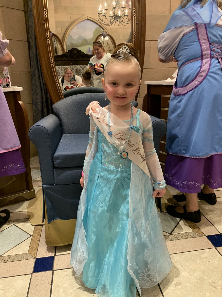 KMiller2121's tweet photo. 5 days in...3 parks visited, 1 Very Merry Christmas Party celebrated, 30 miles walked, &amp; 1 bippity bobbity boutique visit.. 2 days left. Disney you have allowed me to disengage from life for a week. It’s been amazing! https://t.co/h3UC1BDUg2